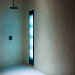 Sunshower Deluxe Mat Zwart UV En Infrarood Inbouwapparaat 32x187x16 Cm Aluminium Mat Zwart -Badkamerwinkel deluxe black schuin uv